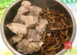 茶树菇排骨汤的做法图解2