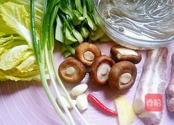 猪肉炖粉条的做法图解1