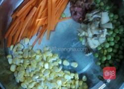 色彩斑斓扬州炒饭的做法图解2