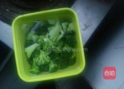 西兰花炒腊肠的做法图解1