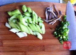 萝卜丝炒小鱼干的做法图解2