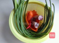 蒜苗炒香肠的做法图解1