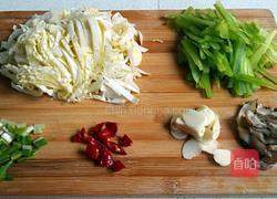 蔬菜炒面的做法图解1