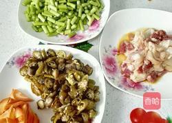 蒜苗红萝卜炒肉的做法图解1