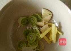 西葫芦火腿炒面的做法图解3