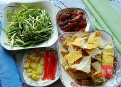 油豆腐炒蒜苗的做法图解1