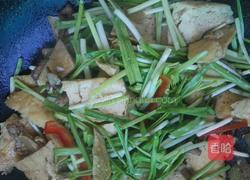 油豆腐炒蒜苗的做法图解4