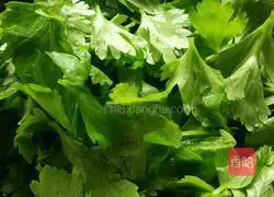 Zhongyuan Yidianhong (Celery Leaf Egg Cake) Recipe Illustration 1