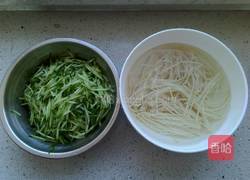 黄瓜拌金针菇的做法图解3