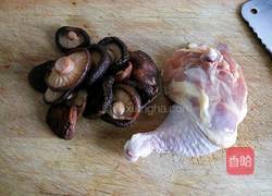 啤酒香菇炖鸡腿的做法图解1