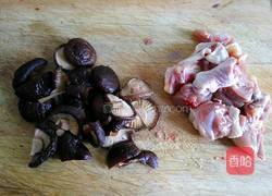 啤酒香菇炖鸡腿的做法图解2