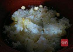 百合莲子银耳羹的做法图解3
