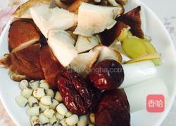 松茸莲子柴鸡汤的做法图解2