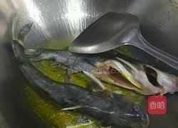 白菜鱼汤的做法图解2