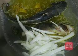 白菜鱼汤的做法图解3