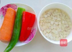 凉拌杏仁青红椒的做法图解1