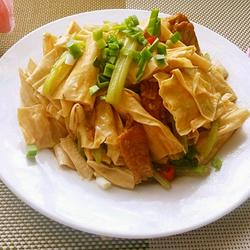 香芹腐竹炒肉片的做法[图]