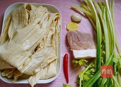 香芹腐竹炒肉片的做法图解1