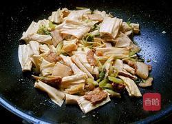 香芹腐竹炒肉片的做法图解9