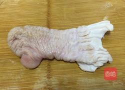 蒜苗炒龙胆石斑鱼肚的做法图解1