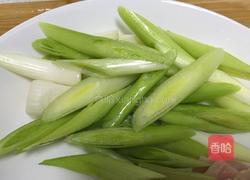 蒜苗炒龙胆石斑鱼肚的做法图解4