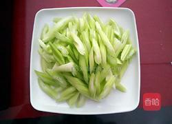 芹菜炒肉片的做法图解1