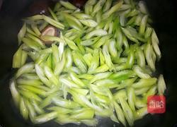 芹菜炒肉片的做法图解3