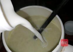 抹茶牛奶碰的做法图解3