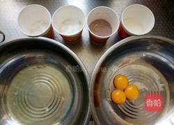 沙拉肉松双色海绵蛋糕卷的做法图解1