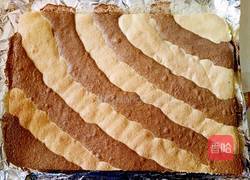 沙拉肉松双色海绵蛋糕卷的做法图解23