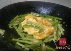 青椒鸡蛋的做法图解4