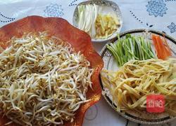 绿豆芽爆炒干豆腐的做法图解1