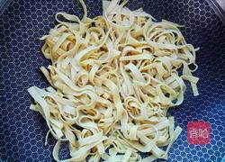 绿豆芽爆炒干豆腐的做法图解2