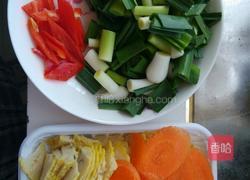 蒜苗猪肉卷的做法图解1