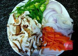 什锦海陆双拼披萨的做法图解3