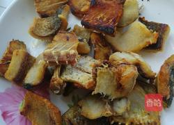 酸菜炒腊鱼的做法图解3