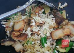 酸菜炒腊鱼的做法图解5