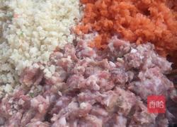 猪肉丸子的做法图解2