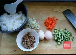 肉末鸡蛋炒米饭的做法图解1