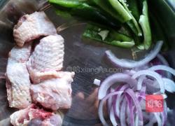 洋葱彩椒炒鸡块的做法图解1