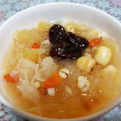 银耳莲子羹的做法[图]