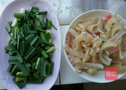 蒜苗炒肉皮的做法图解1