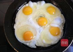 茄汁荷包蛋的做法图解1