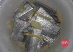 家常炖带鱼的做法图解2