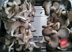 素炒蘑菇的做法图解1
