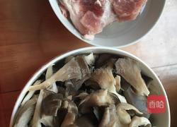 蘑菇炖肉的做法图解1