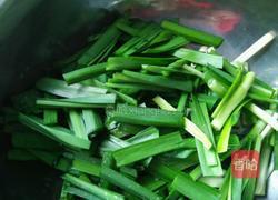 韭菜炒蘑菇的做法图解2