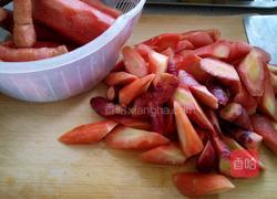 胡萝卜烧排骨的做法图解1