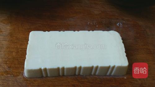 内脂豆腐打成2至3cm的厚块,这样比较容易切。