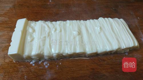 用跳刀均匀退刀将豆腐切成薄片,越薄越好。
